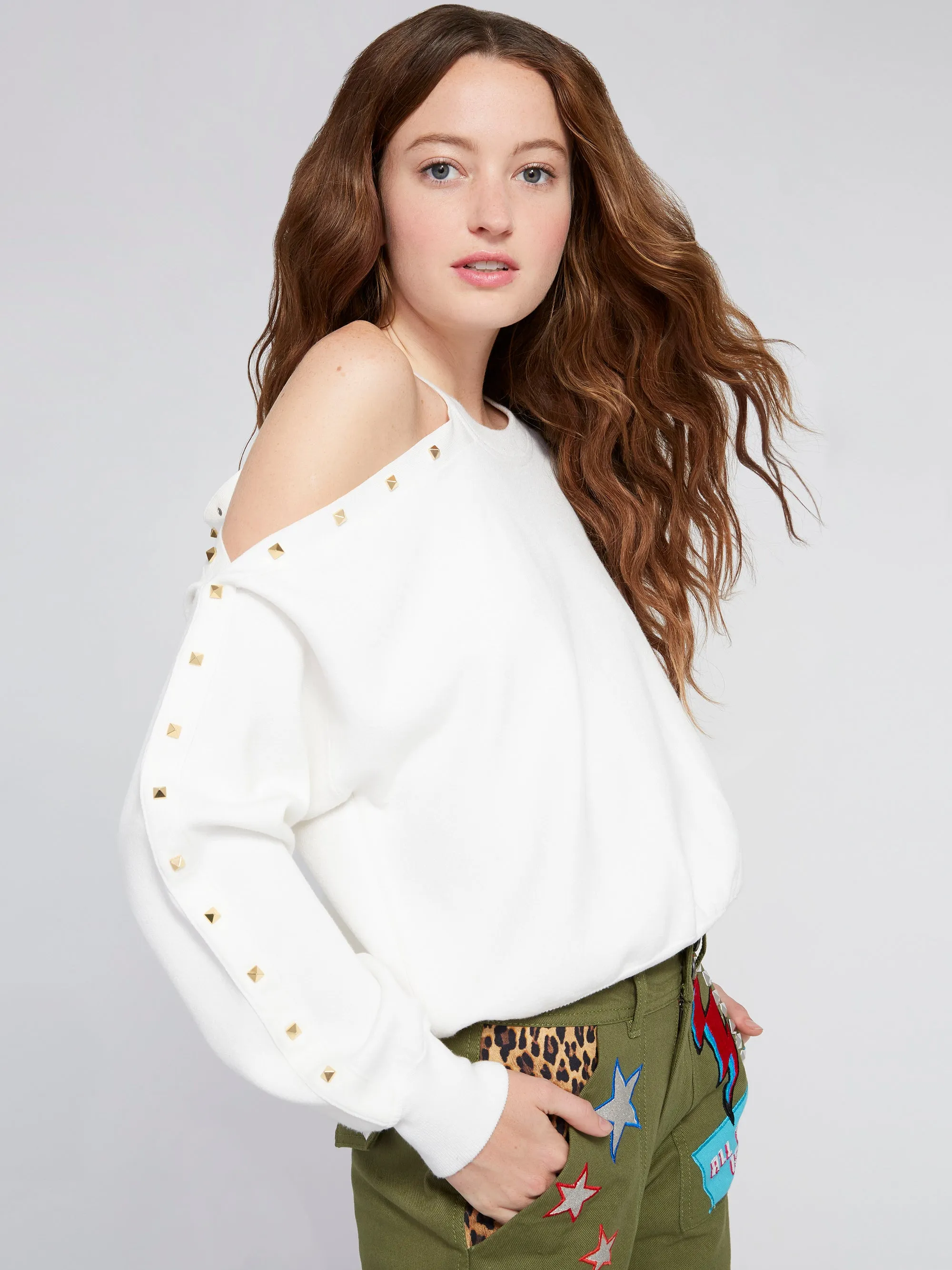 ALICE   OLIVIA - Michael Crewneck Pullover with Cut Shoulder Soft White/Gold