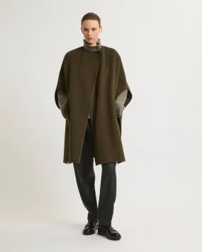 Cape en lainage cachemire double-face avec boutons en cuir