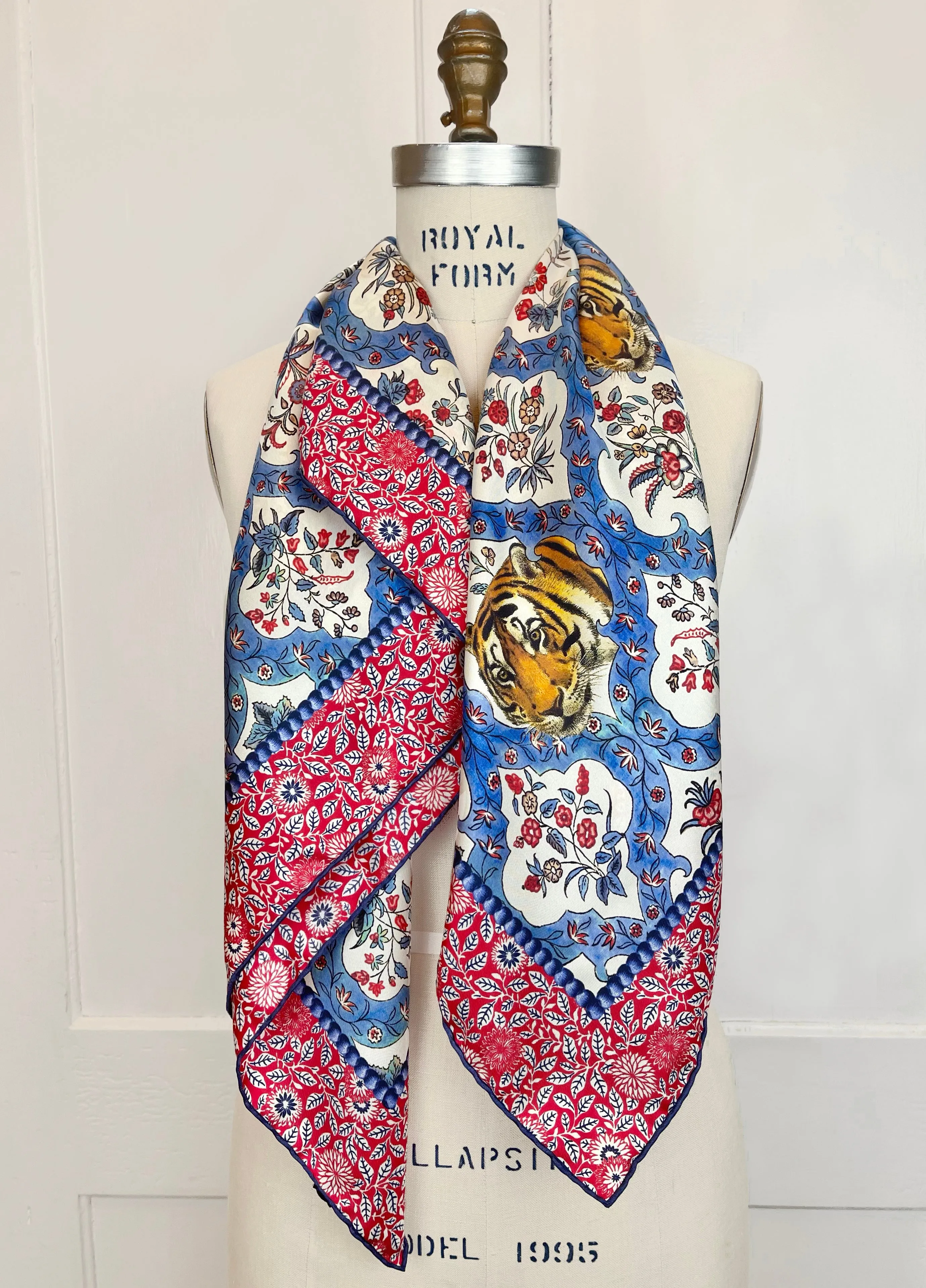 Elwyn New York Peeking Tigers Scarf